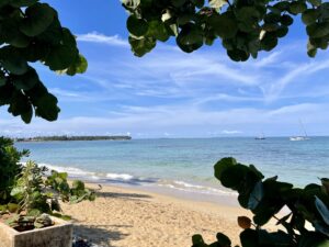 Plage de Las Terrenas et ses eaux bleues en République dominicaine