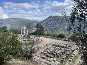Temple d'Athéna Pronaia sur le site archéologique de Delphes lors d'un road trip en Grèce