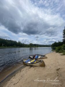 Deux canots posés sur une plage au bord de la rivière Matawin