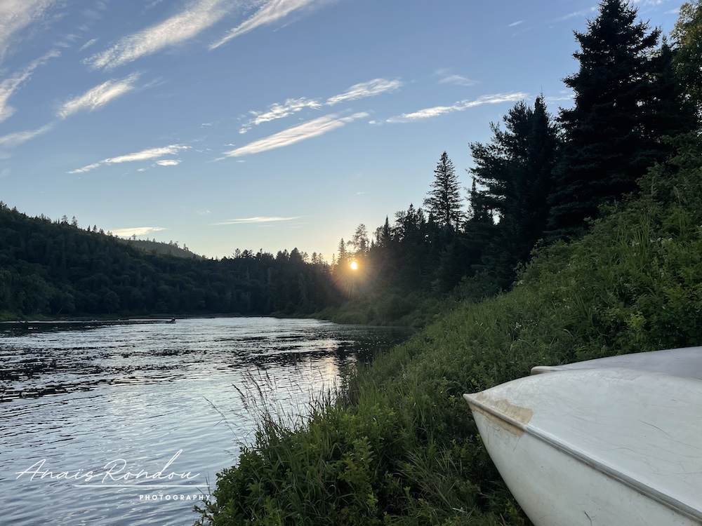 Coucher de soleil sur la rivière Matawin avec nos canots sur l'herbe