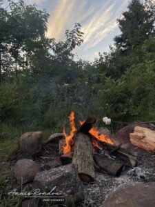 Marshmallows grillés au feu de bois en camping