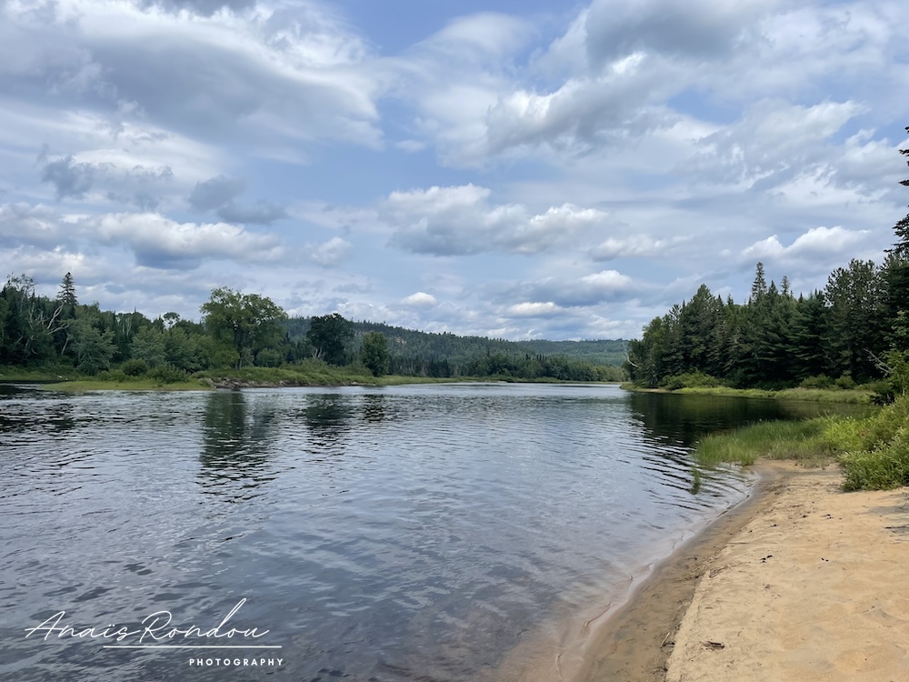 Vue nuageuse depuis une plage de la rivière Matawin
