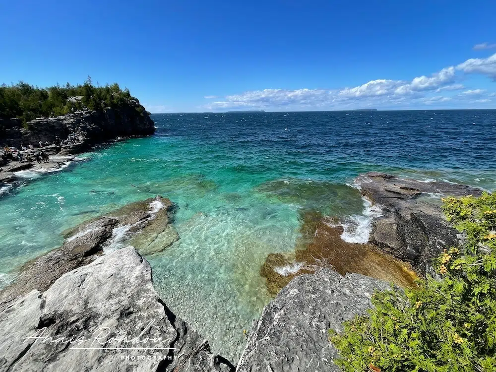 Les eaux bleues transparentes de l'anse Indian Head dans le secteur The Grotto de la Péninsule Bruce