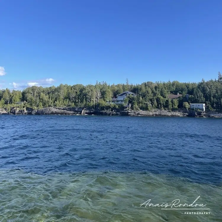 Big Tub Harbour à Tobermory avec des petits chalets au bord de l'eau bleue