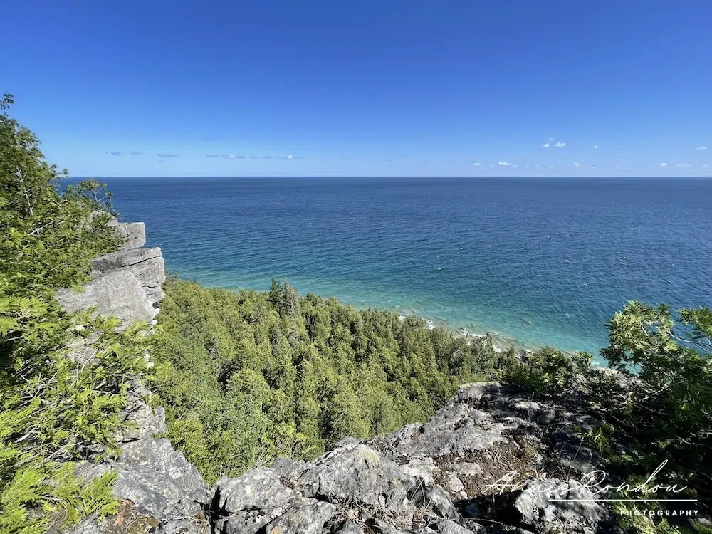 Vue depuis le Bruce Trail sur les eaux bleues de la Baie Georgienne