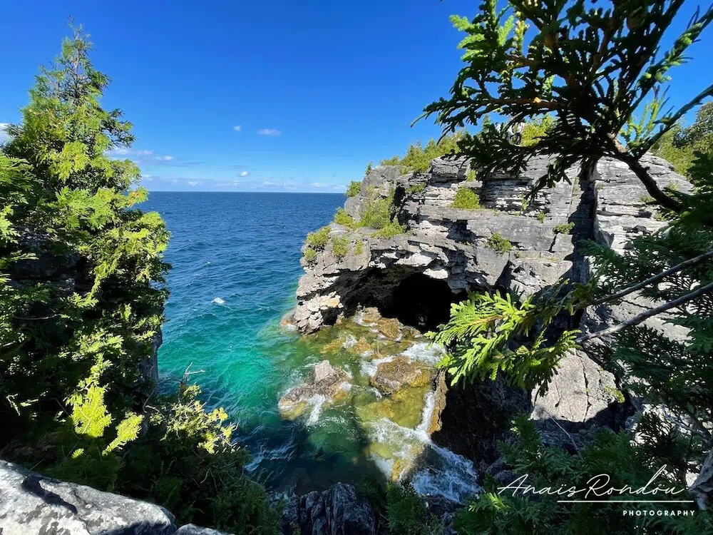 Grotto Péninsule Bruce Cave The Grotto et ses eaux bleues à la Péninsule Bruce en Ontario