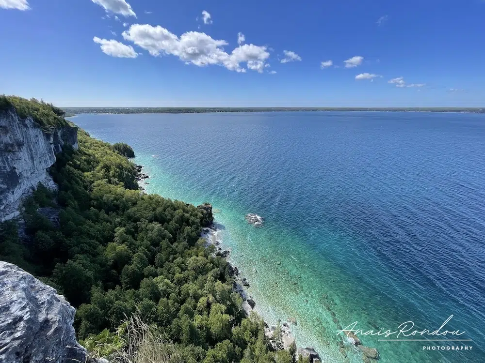 Vue depuis la falaise de Lion's Head en Ontario sur des eaux translucides