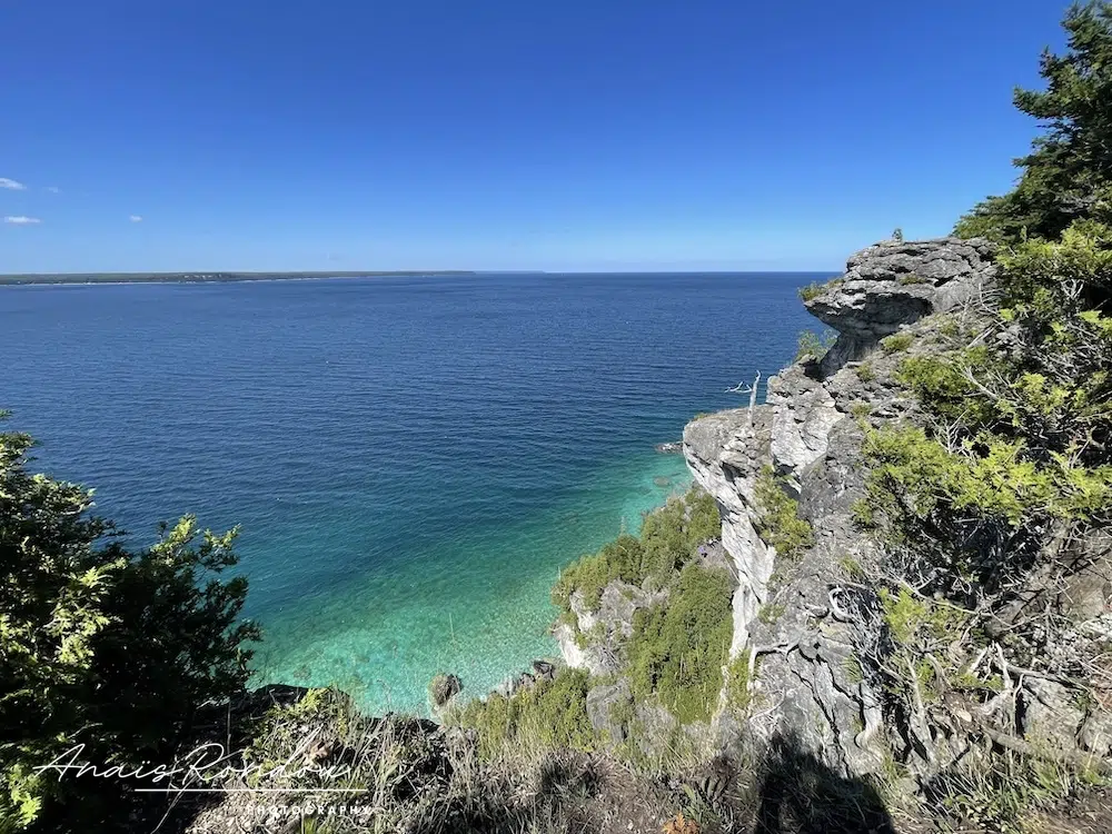 Eaux bleues sur les rives du parc provincial de Lion's Head