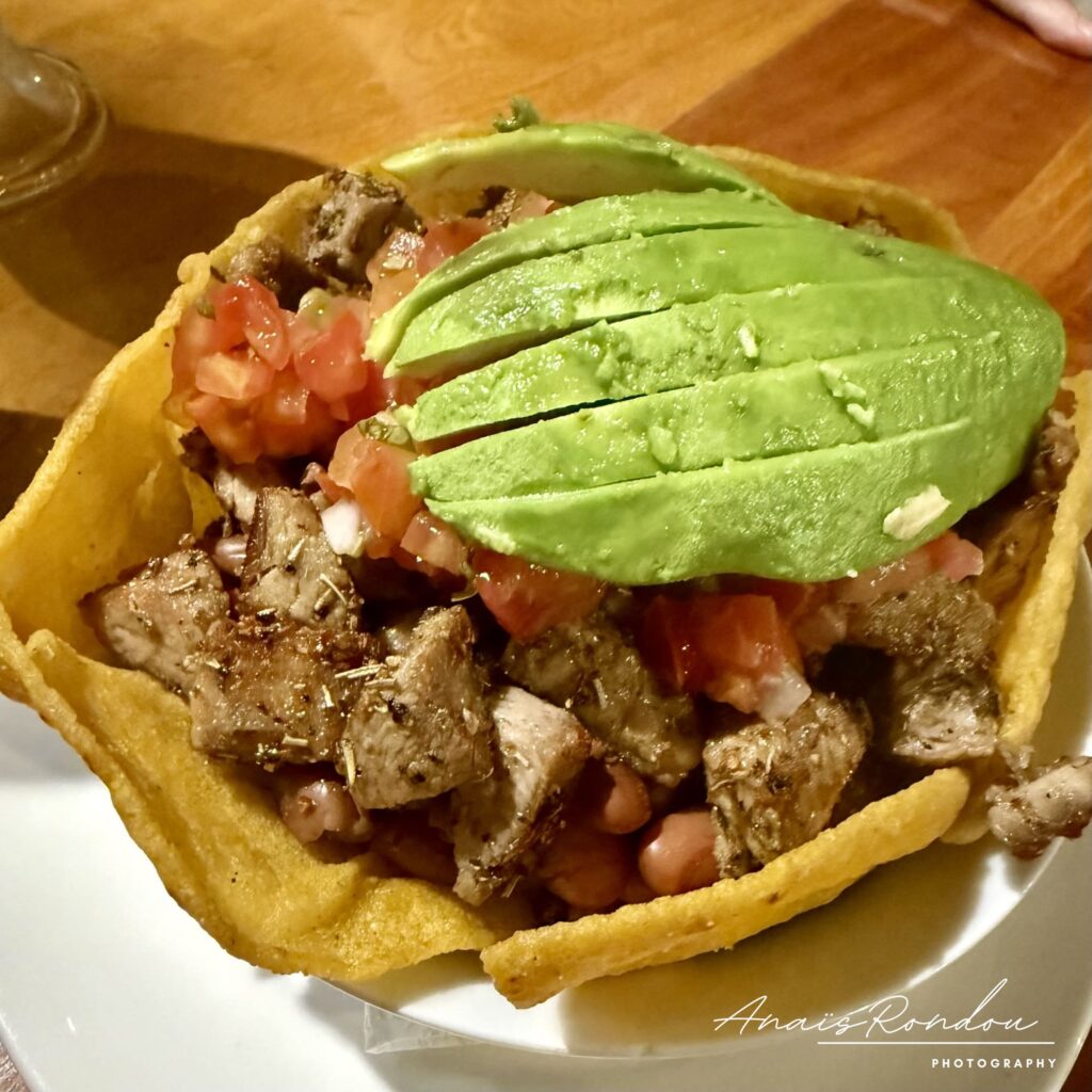 chifrijo plat Costa Rica Repas traditionnel du Costa Rica fait de porc, riz, avocat et salsa nommé chifrijo