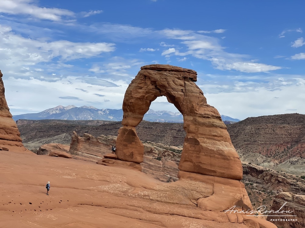 Delicate Arch Arche délicate en pierre avec des montagnes en arrière plan