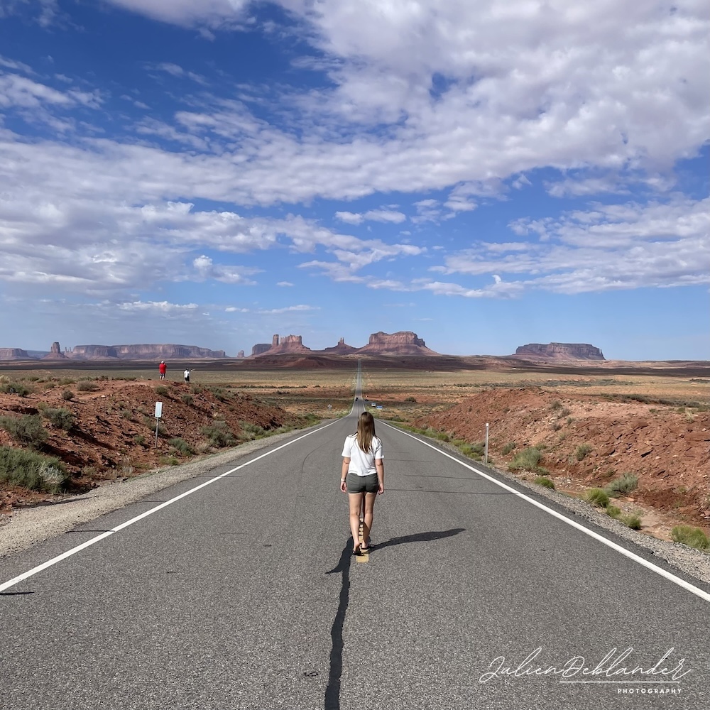 forrest gump hill Personne aui marche sur une route au milieu du désert à l'ouest américain