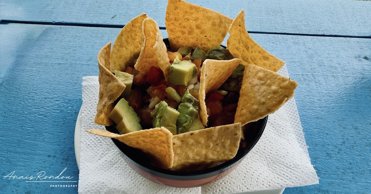 Plat typique du Costa Rica composé de croustilles, avocat, porc et tomates