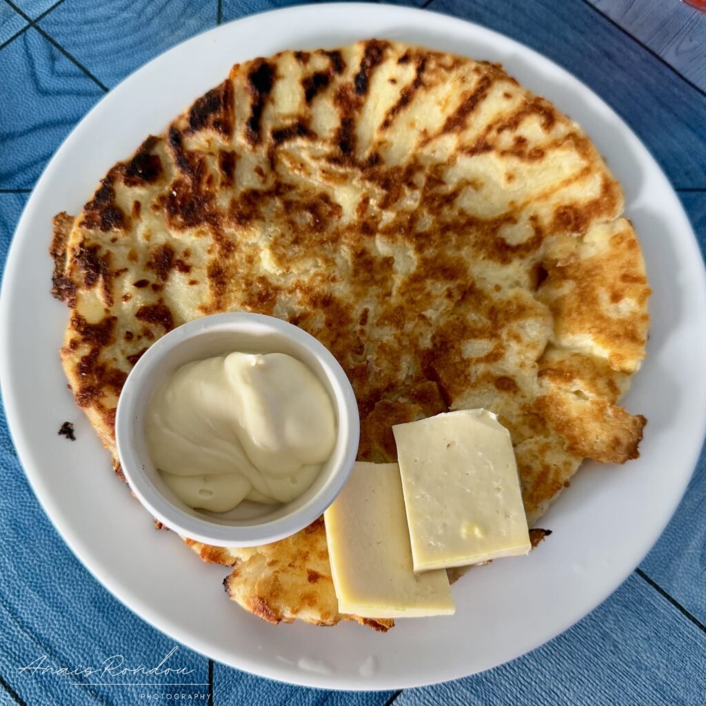 tortillas alinada nourriture Costa Rica Tortilla aliñada avec fromage et crème sûre