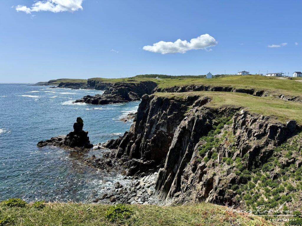 Côte rocheuse avec mer bleue sous un ciel bleu à Elliston