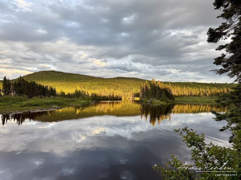 Effet miroir de la montagne dans le lac avec des nuages à Terra-Nova