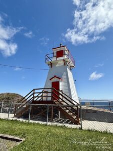 Phare blanc et rouge sous un ciel bleu au fort Ahmerst