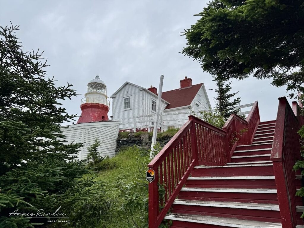 Phare blanc et rouge avec escalier à Long Point à Twillingate