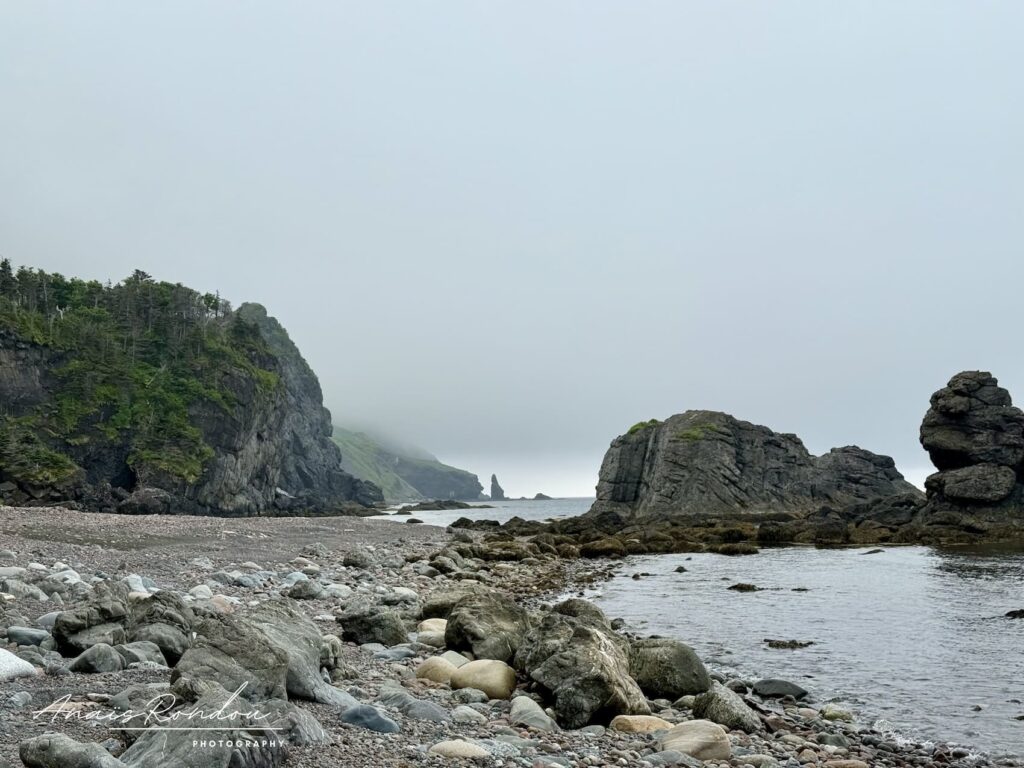 Plage de roches à Green Gardens dans le parc du Gros-Morne