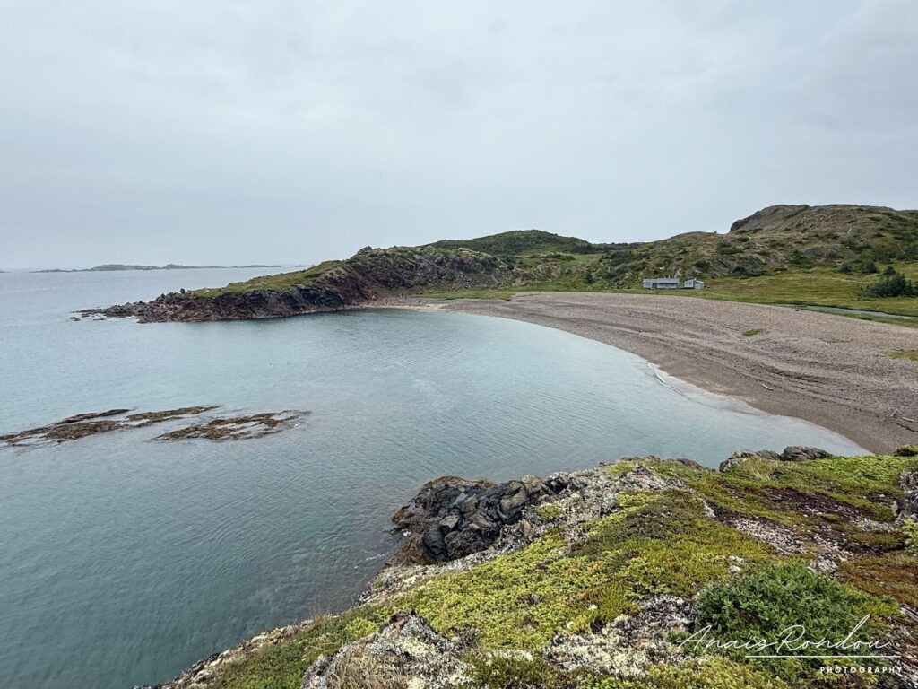 Plage de Twillingate sous les nuages gris à Terre-Neuve