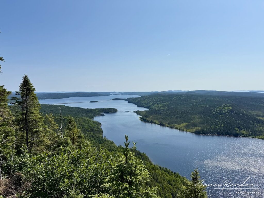 Vue Cap Malady Terra-Nova Vue sur un très grand lac depuis le sentier du Cap Malady à Terra-Nova sous un ciel bleu
