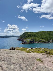 Vue sur le fort Ahmerst et ses eaux bleues autour depuis Signal Hill