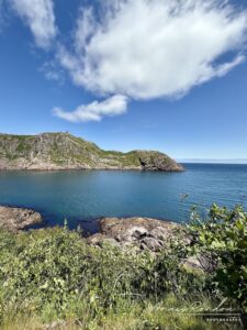 Vue sur Signal Hill et les eaux bleues autour
