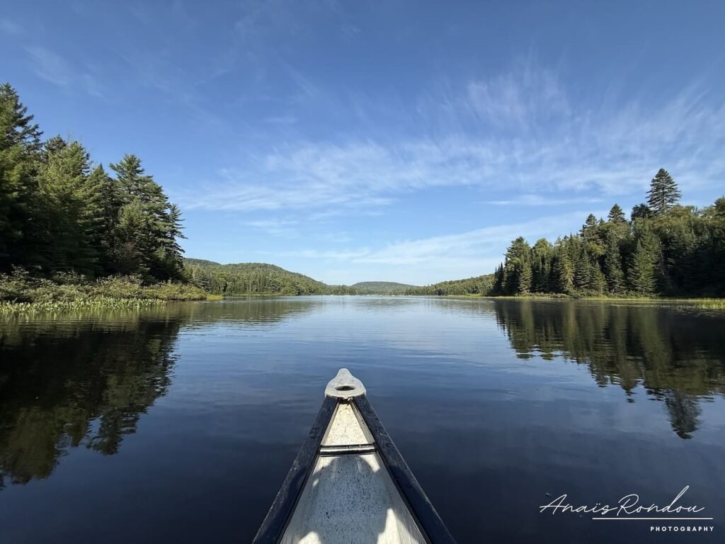 Canot dans le bassin 3 du lac Wapizagonke avec reflet des arbres dans l'eau