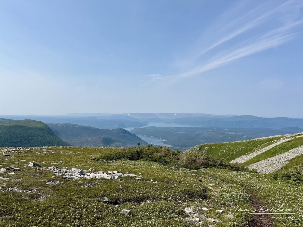 Vue sur lacs et montagnes depuis le haut de l'éboulis du Mont Gros-Morne