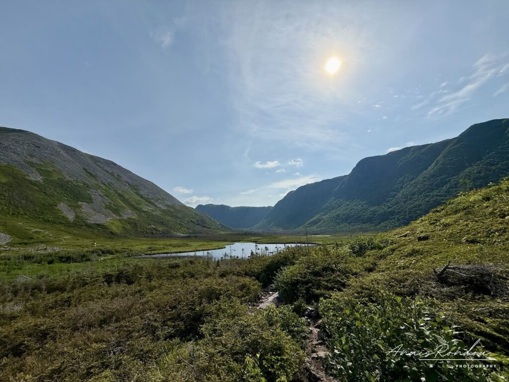 Lac rencontré sur la randonnée du Mont Gros-Morne sou un ciel bleu et un soleil éclatant