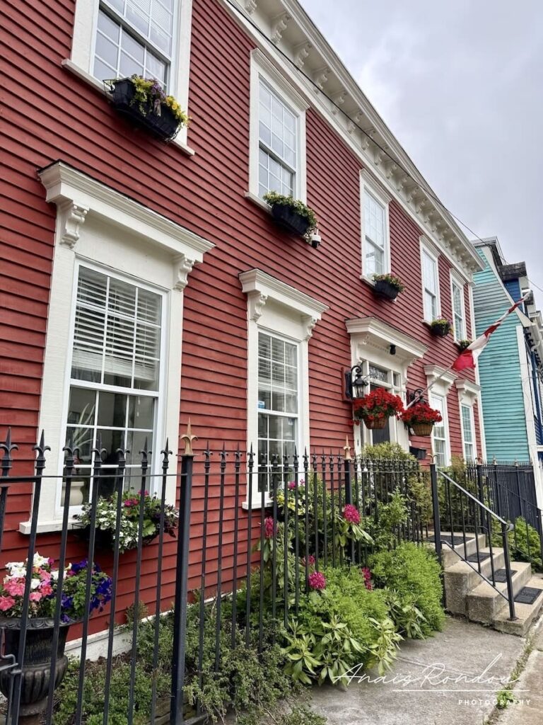 Maison rouge rencontrée lors d'une balade dans le centre ville de Saint John's à Terre-Neuve