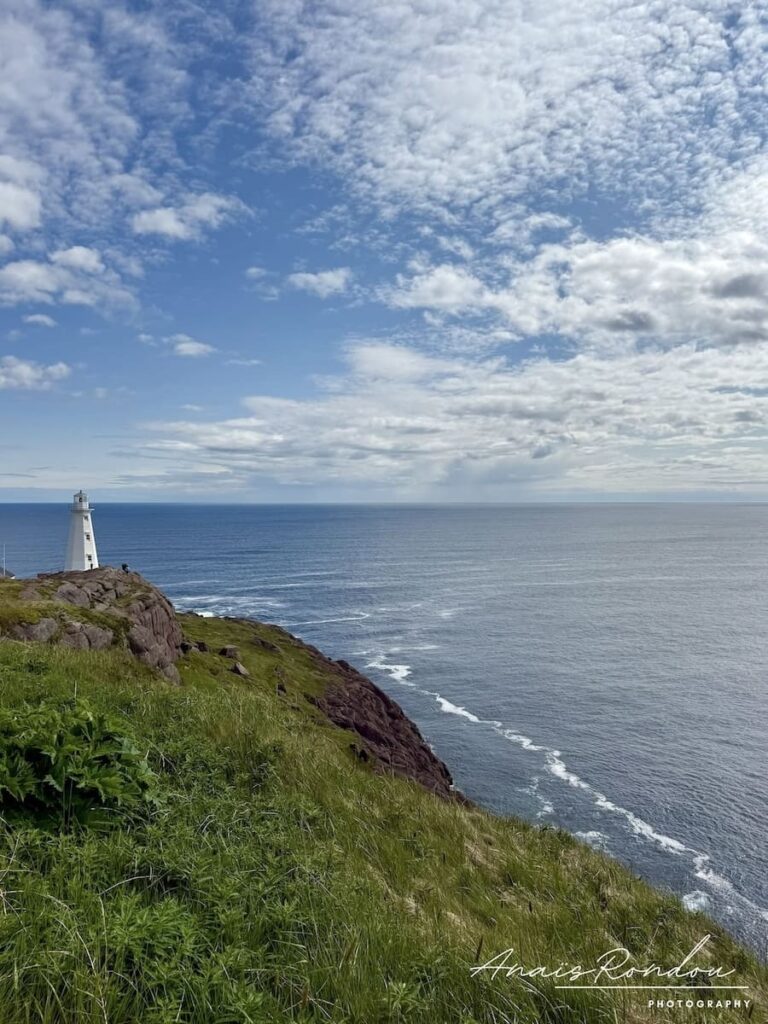 Phare de Cape Spear sous un ciel bleu parsemé de nuages blanc à Saint John's sur l'île de Terre-Neuve