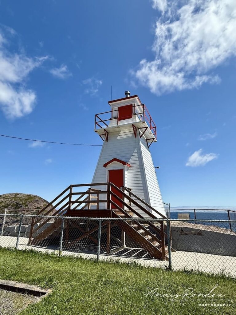 Phare blanc et rouge sous un ciel bleu situé près du fort Amherst à Saint John's à Terre-Neuve