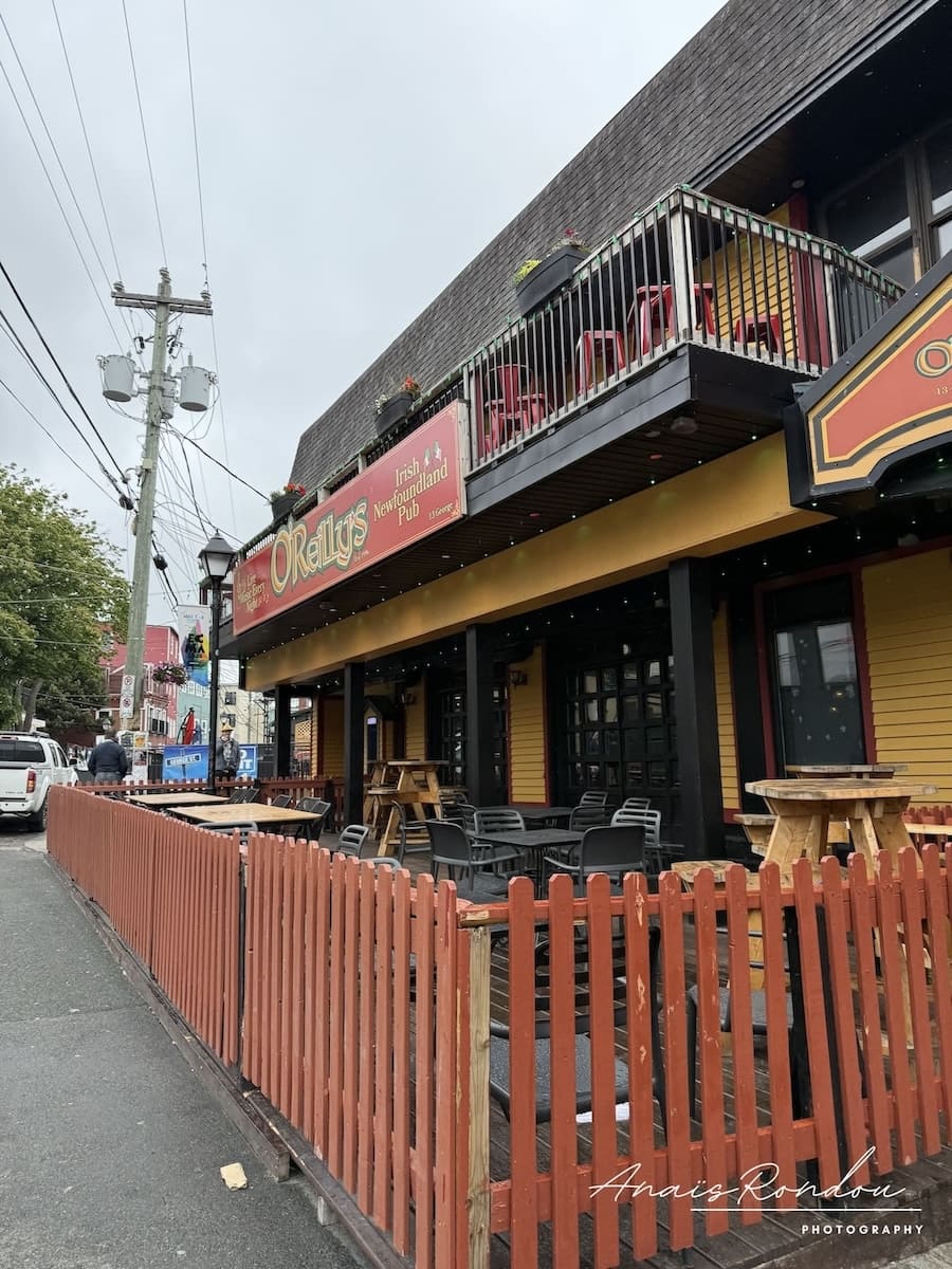 Pub George Street Saint John's Pub coloré sur la George Street dans le centre ville de Saint John's sous les nuages gris