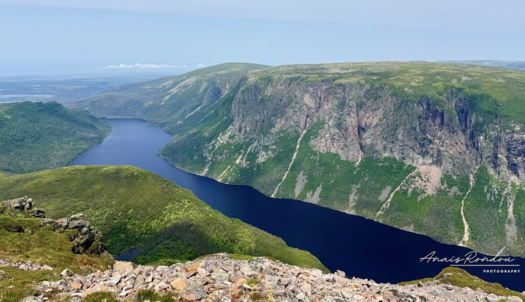 sentier mont Gros-Morne à faire Le sommet du Mont Gros-Morne est une activité à faire au parc national du Gros-Morne