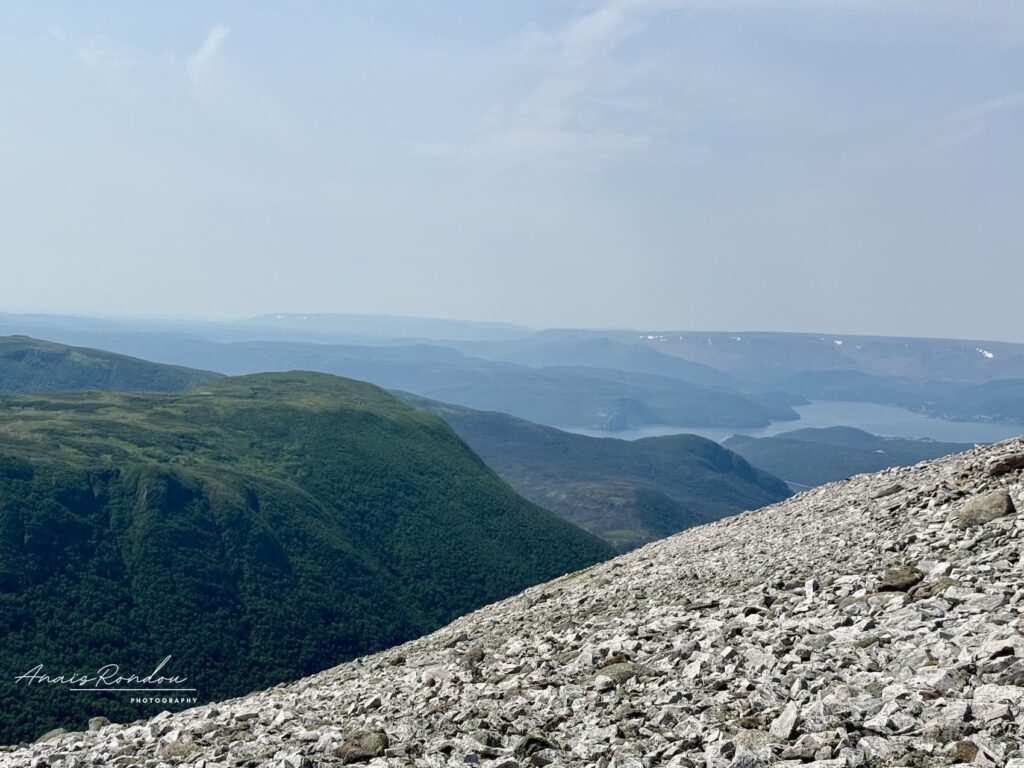 Vue sur montagnes et lacs au sommet du Mont Gros-Morne