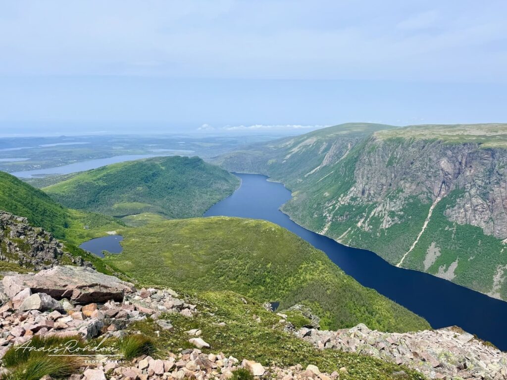 vue lac mont Gros-Morne Vue sur le lac encaissé entre des falaises depuis le Mont Gros-Morne