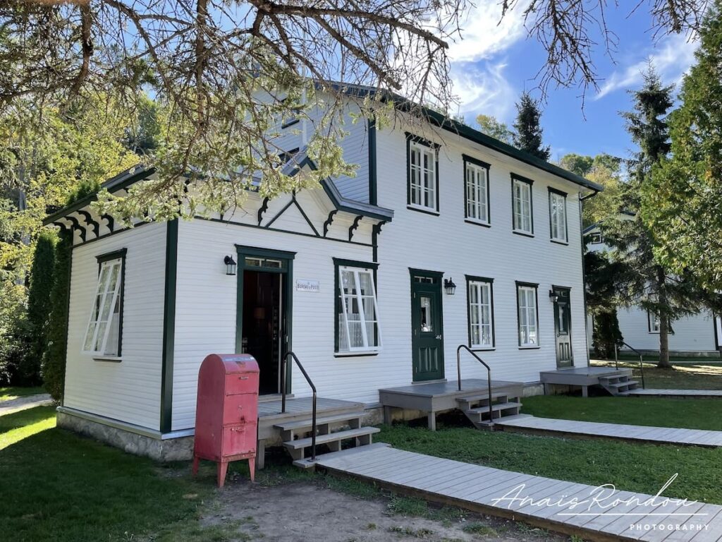 Bâtiment de la poste dans le village de Val-Jalbert au Lac-Saint-Jean
