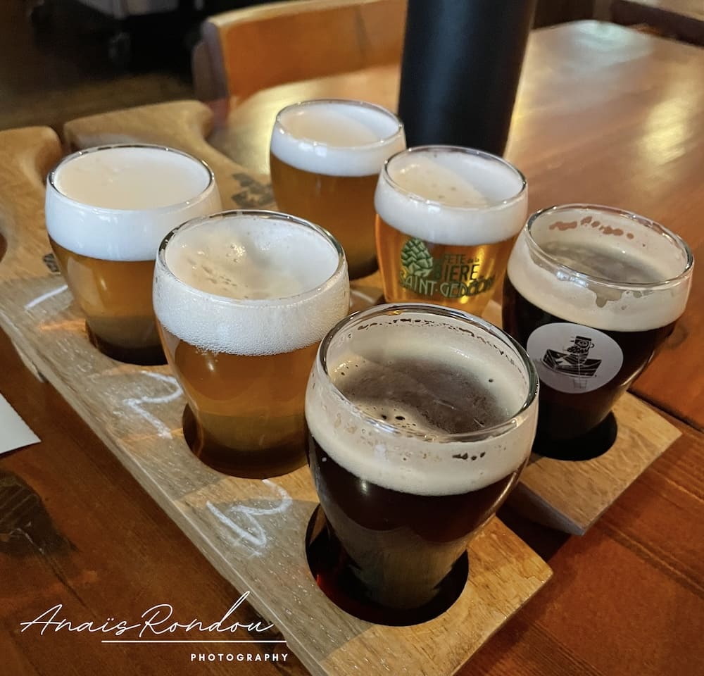 Bières de la microbrasserie du Lac Saint-Jean Planche de dégustation de bières à la microbrasserie du Lac Saint-Jean