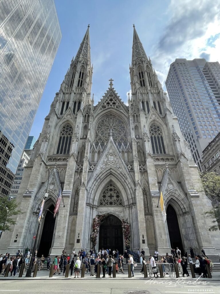Cathédrale sur la 5th Avenue de New York au beau milieu d'autres buildings modernes