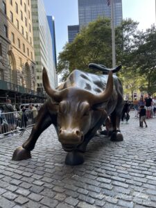 Statue d'un taureau qui charge en bronze dans la quartier de Wall Street à New York