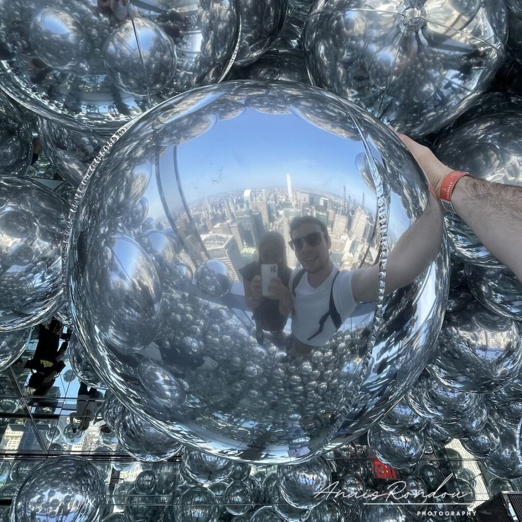 Expérience immersive Summit One Vanderbilt Ville de New York et personnes qui se réfléchissent dans un ballon au Summit One Vanderbilt