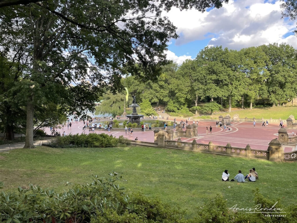 Fontaine au coeur d'une place de Central Park à New York