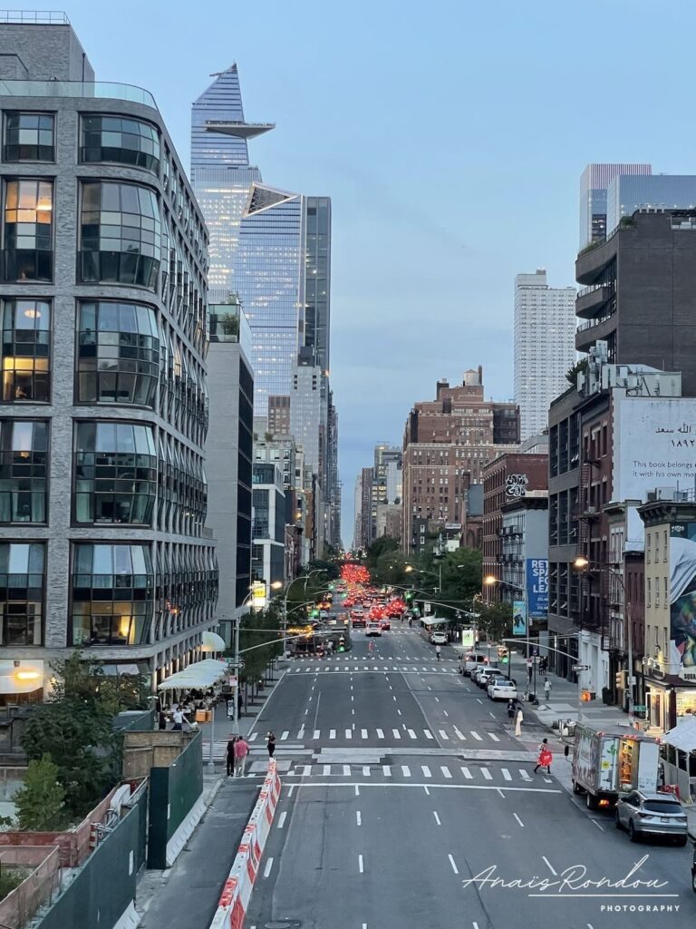 Vue sur une avenue de New York depuis la High Line dans Hudson Yards