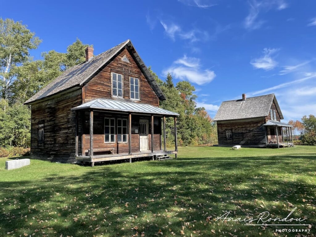 Maisons historiques en bois du village de Val-Jalbert au Lac Saint-jean