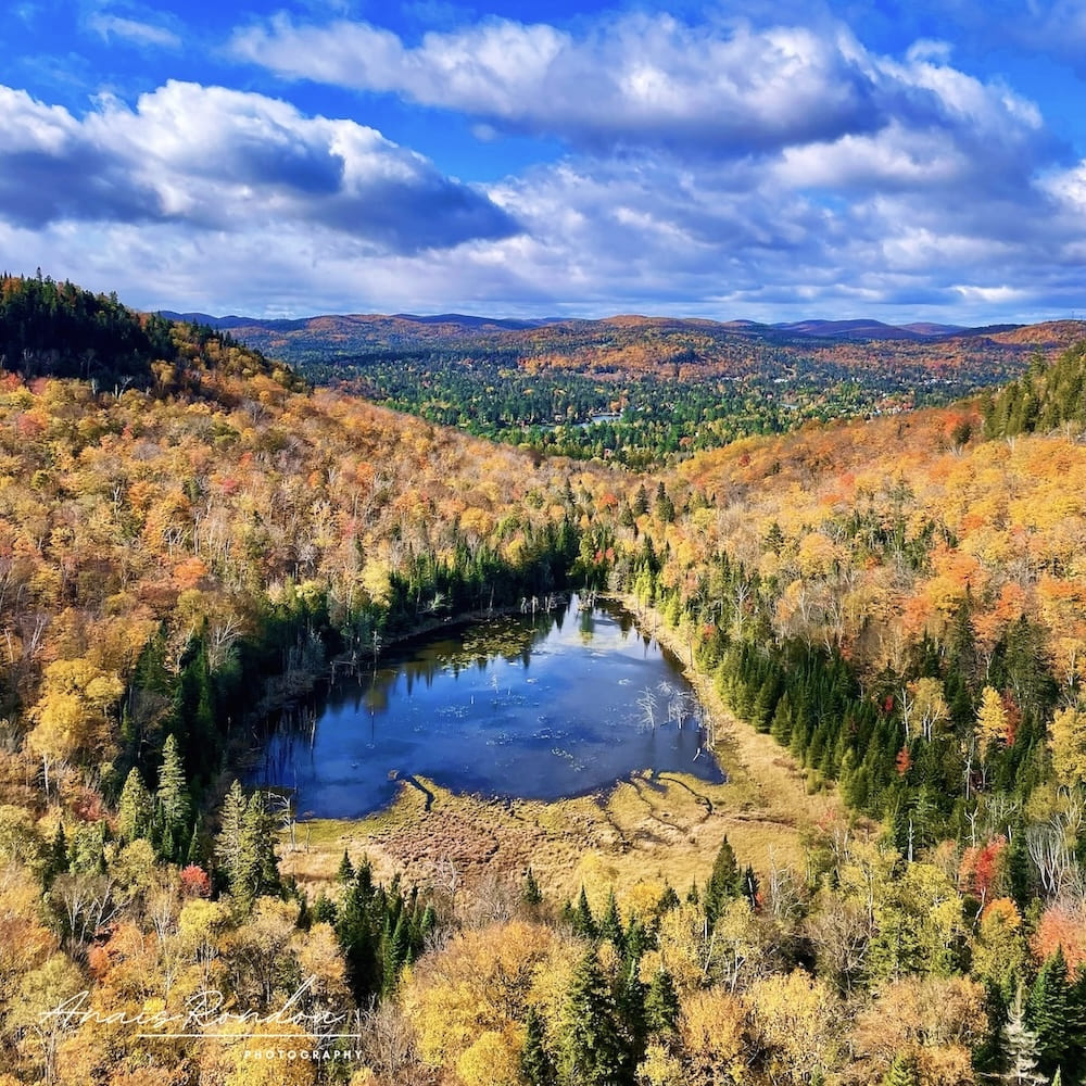 Mont King randonnée automne Lac en forme de coeur entouré d'arbres colorés à l'automne au Mont King au Québec