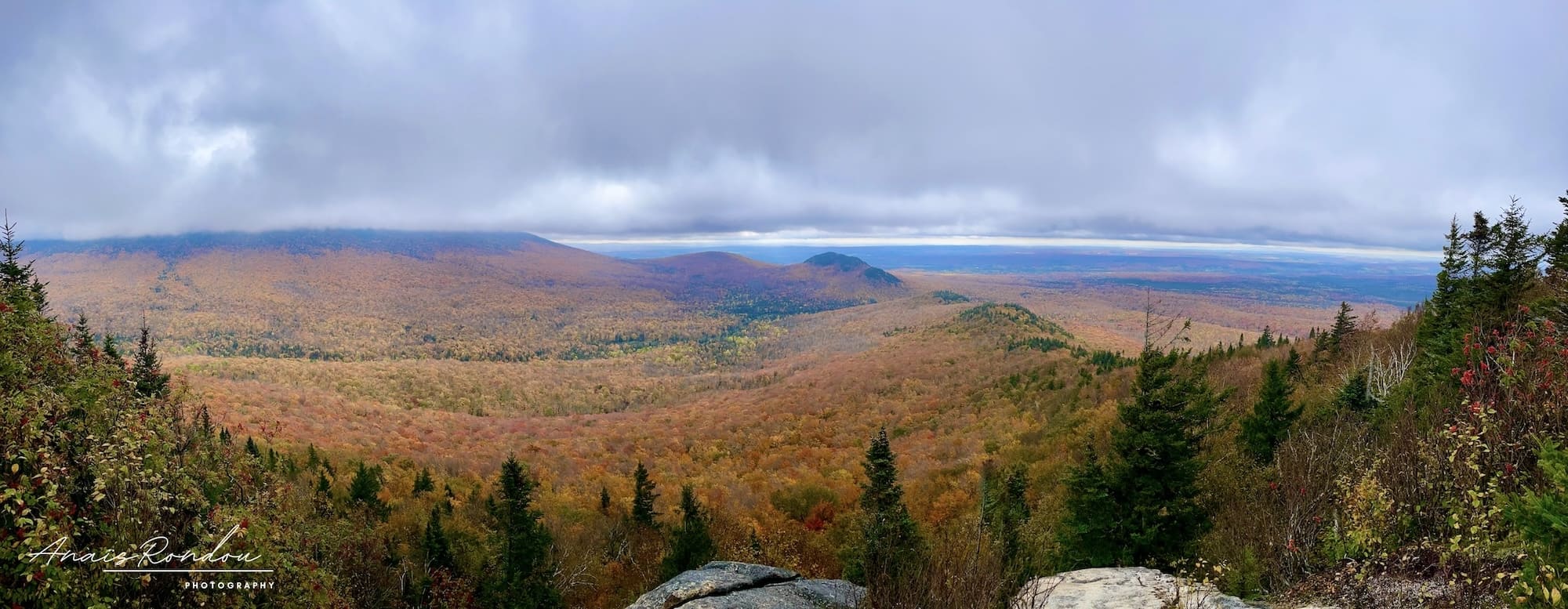 Mont Mégantic randonnée automne Vue panoramique sur une vallée aux couleurs d'automne au Mont Mégantic au Québec