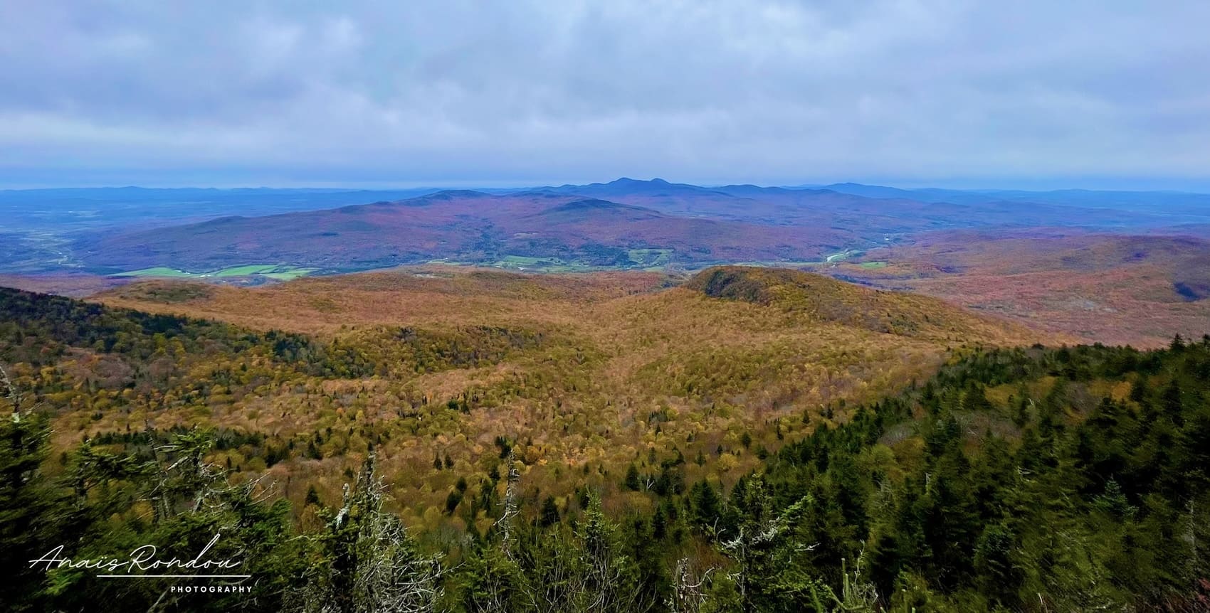Mont Sutton randonnée couleur à l'automne Vue depuis le Mont Sutton au Québec sur une vallée aux couleurs automnales