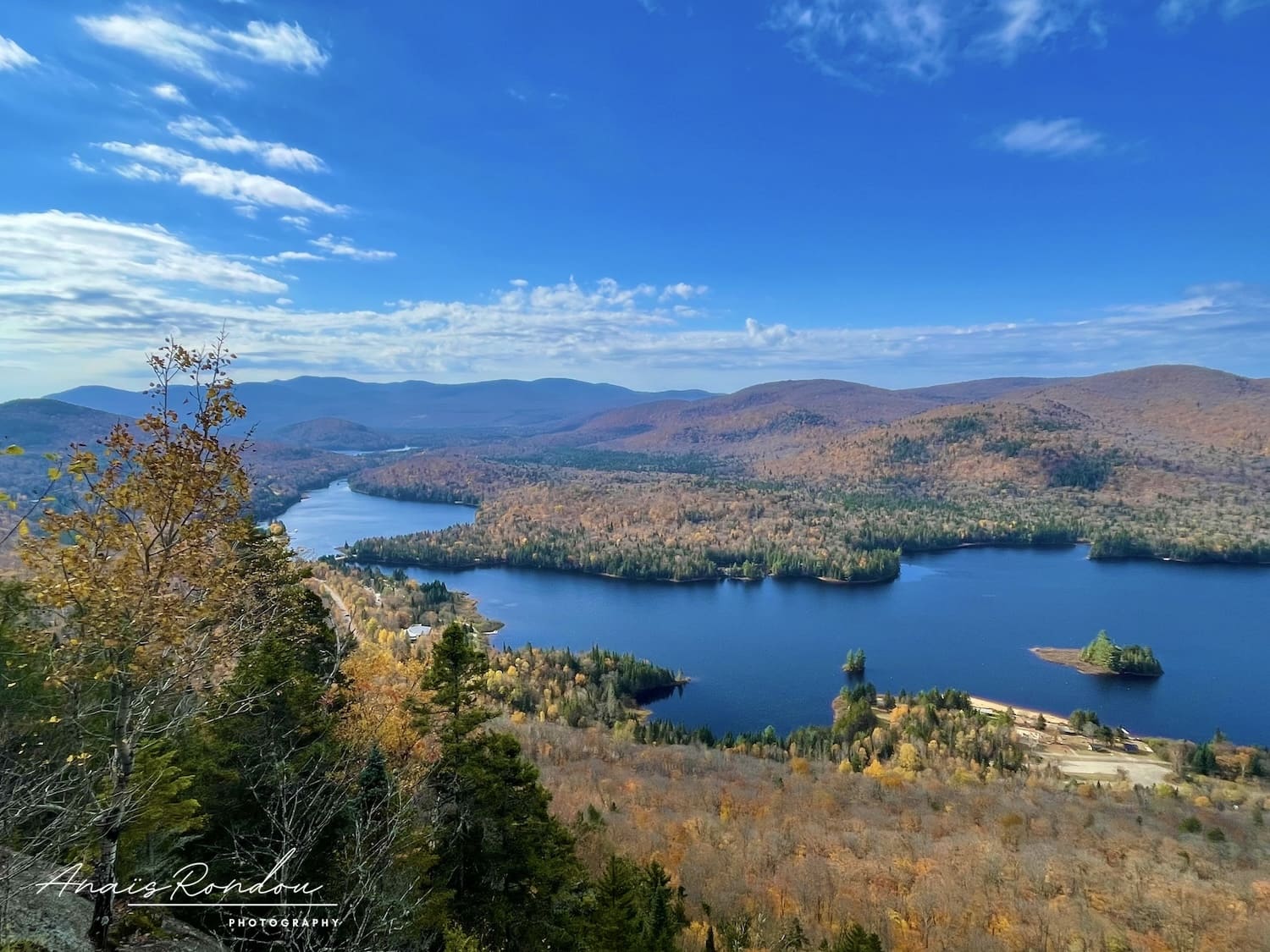 Mont Tremblant randonnée automne Vue depuis le belvédère de La Roche au parc national du Mont Tremblant à la fin de l'automne