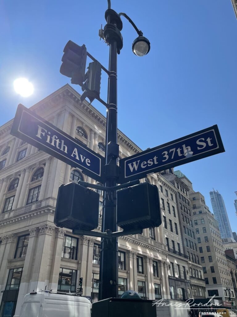 Panneau indiquant le croisement entre la 5ème avenue et la 37ème rue de New York