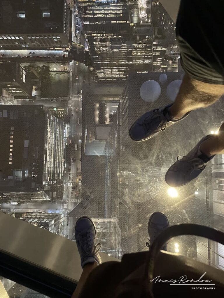 Personnes marchant sur la plateforme en verre de The Edge à New York